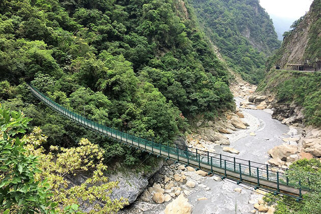Swallow Grotto Trail in Taiwan Tour
